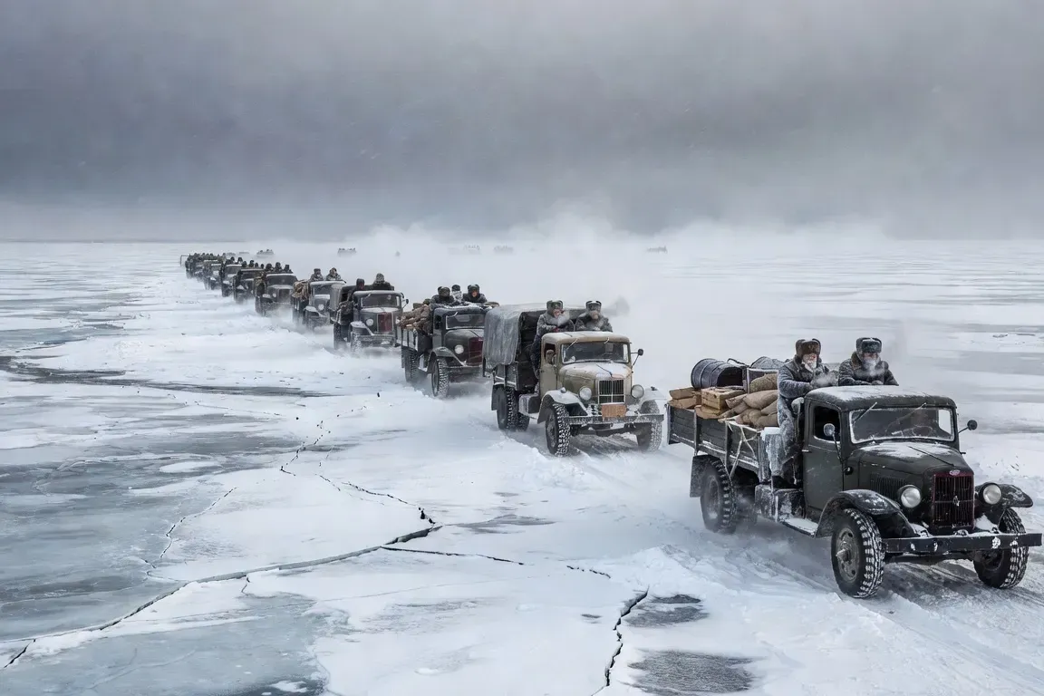 La Route de la Vie sur le lac Ladoga gele, convoi de camions sovietiques ravitaillant Leningrad