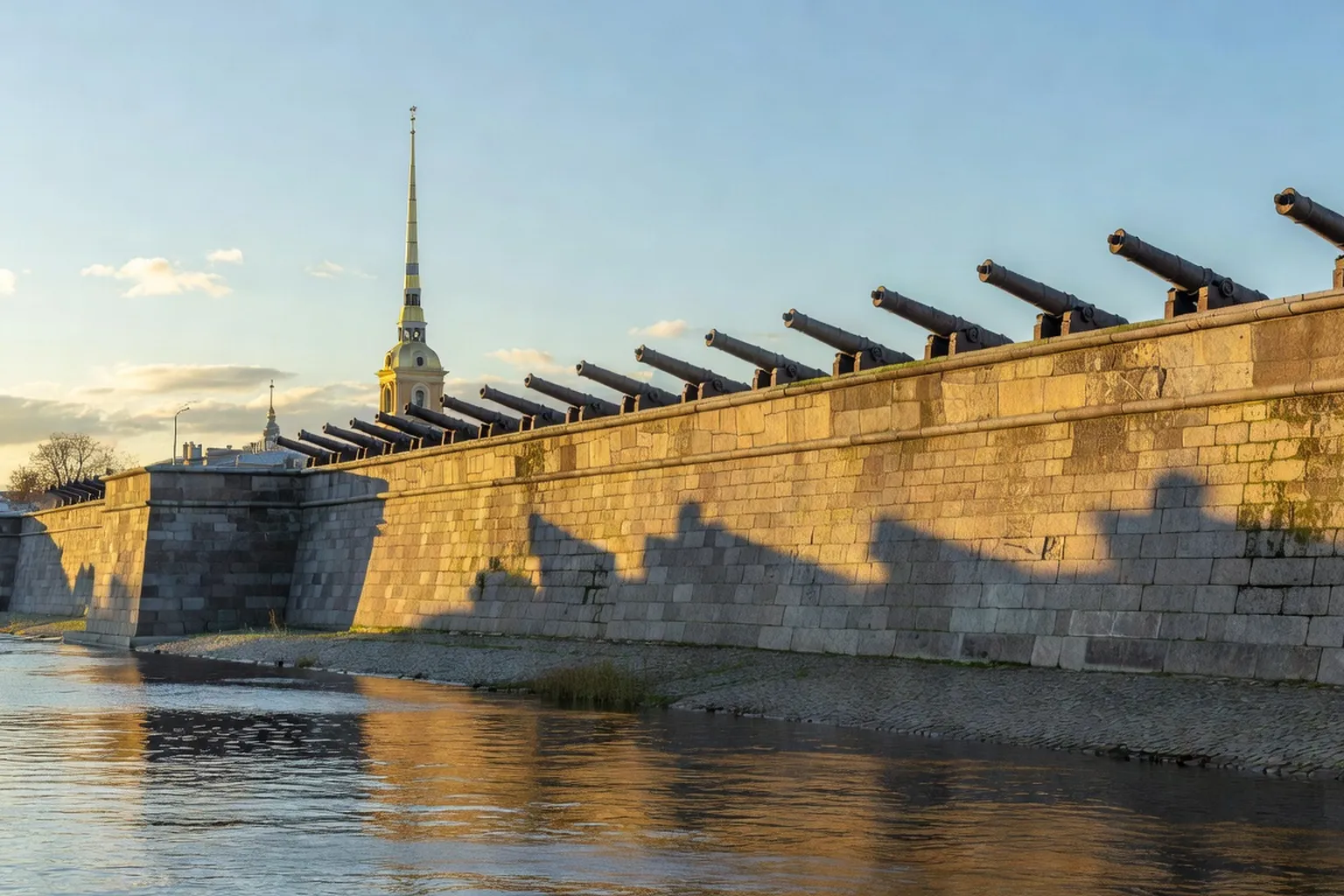 Forteresse Pierre-et-Paul à Saint-Pétersbourg, remparts et canons sur la Neva